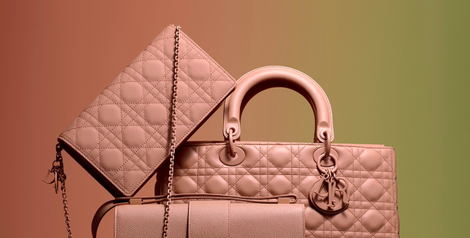 Dior выпустил коллекцию сумок из разноцветной матовой кожи