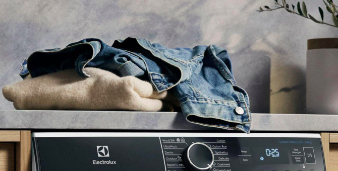 Electrolux призывает отказаться от стирки денима на 30 дней, чтобы сократить расход воды