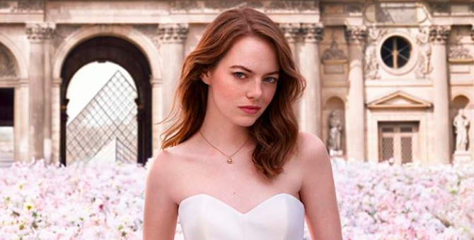 Эмма Стоун позирует на фоне Лувра в кампании нового аромата Louis Vuitton