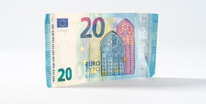 Курс евро превысил 90 рублей впервые с февраля 2016 года