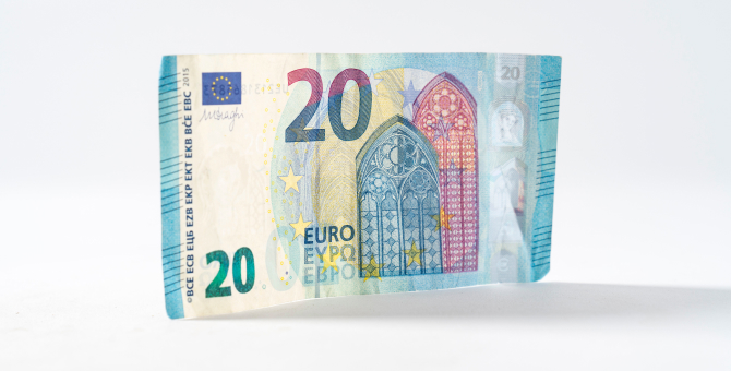 Биржевой курс евро впервые за четыре года превысил 84 рубля