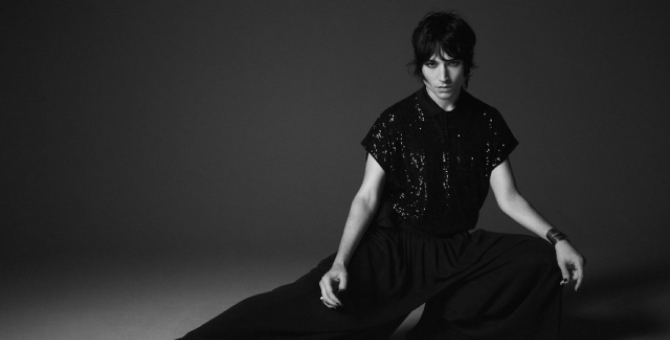 Эзра Миллер примеряет поло в пайетках и широкие брюки в кампании Saint Laurent