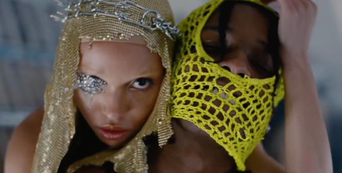 A$AP Rocky и FKA Twigs угоняют автомобиль в видео на трек «Fukk Sleep»