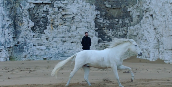 Скалы, море и лошади: группа Foals выпустила видео на песню «Neptune»