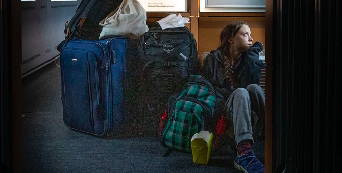 Грета Тунберг выложила снимок из переполненного поезда — компания-перевозчик заявила, что она ехала первым классом