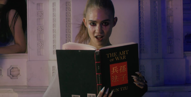 Grimes обучается искусству войны в клипе на трек «Violence»