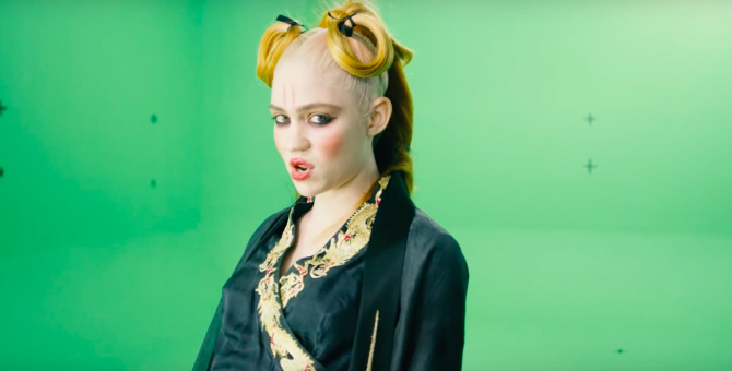 Grimes поет на фоне хромакея в клипе на трек «You’ll Miss Me When I’m Not Around»