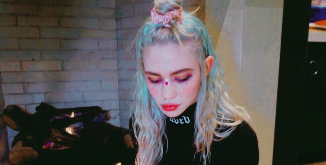 Grimes выпустила раскраску со своими рисунками