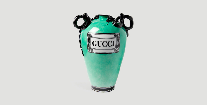 Gucci выпустил новую коллекцию фарфоровых ваз со змеями вместо ручек