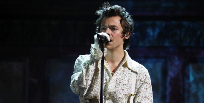 Гарри Стайлз повторил образ принцессы Дианы со свитером в овечках