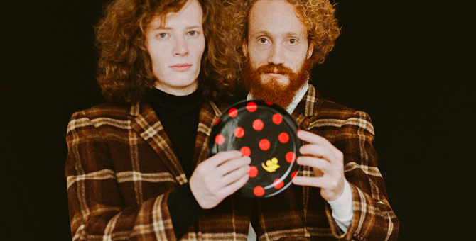 Half&Half и Аня Кулачек выпустили тарелки с хохломской росписью