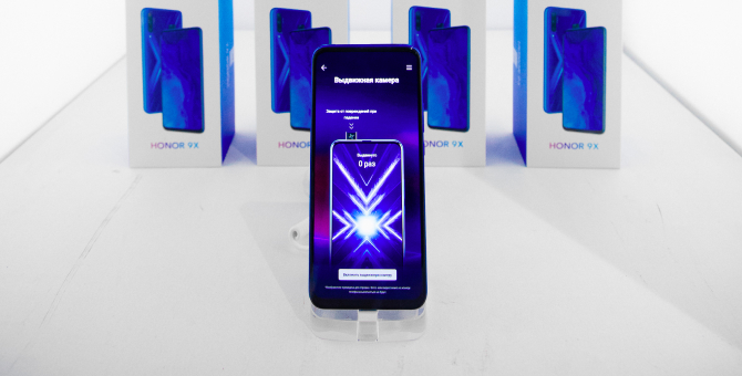 Панорамный экран и тройная камера: Honor представил новый смартфон Honor 9X