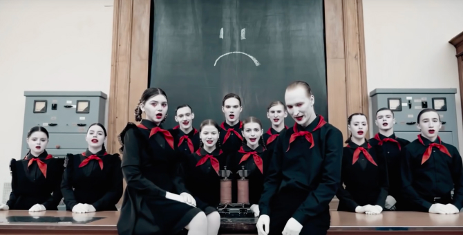 Группа Ic3peak выпустила клип «Марш», вдохновленный советской эстетикой