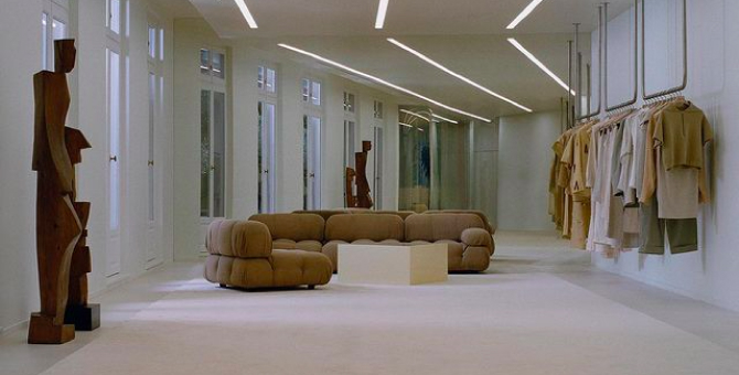 Симон Порт Жакмюс показал интерьеры парижского офиса своего бренда — с верандой и арт-мебелью