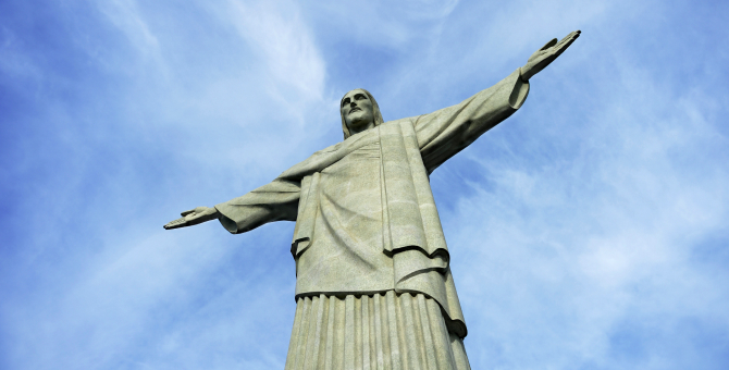 Статую Христа в Рио-де-Жанейро «одели» в халат врача на Пасху