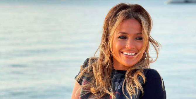 Дженнифер Лопес повторила сцену со стриптизом на пляже из клипа «Love Don't Cost a Thing»