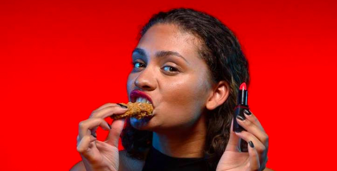 KFC выпустила губную помаду со вкусом острых куриных крылышек