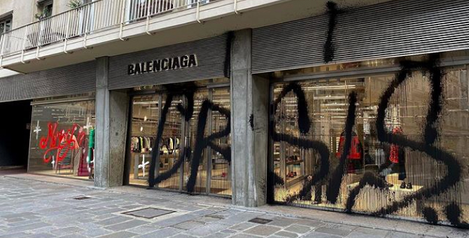 Уличный художник Kidult разрисовал фасад парижского бутика Balenciaga