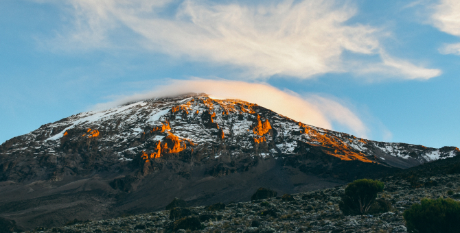 На склонах Килиманджаро уже несколько дней горит лес