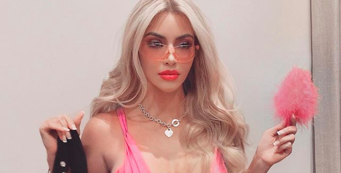 Ким Кардашьян повторила образ из фильма «Блондинка в законе» на Хеллоуин