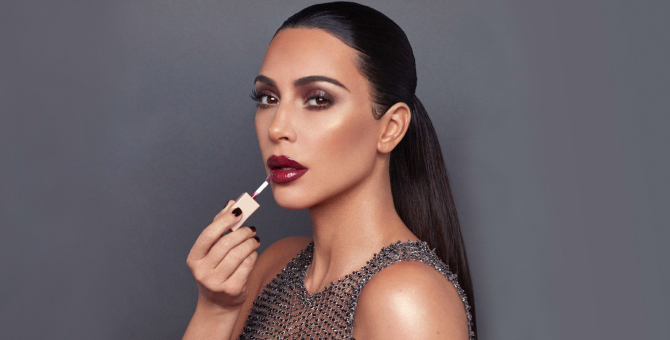 Ким Кардашьян выпустила коллекцию KKW Beauty для праздничного макияжа в стиле 1990-х