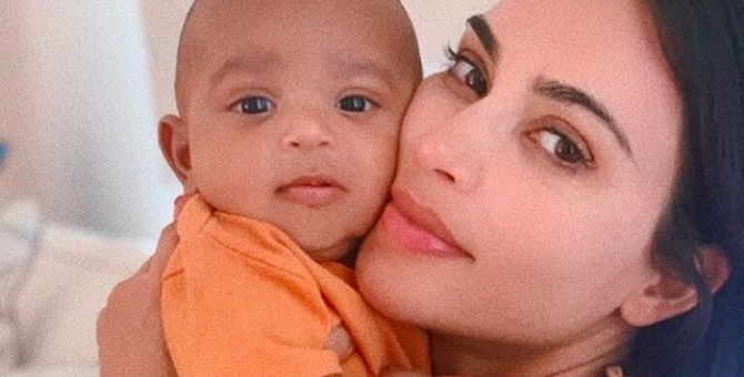 Ким Кардашьян покрестила младших детей в Армении