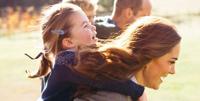 Кейт Миддлтон показала новый снимок с принцессой Шарлоттой в честь британского Дня матери