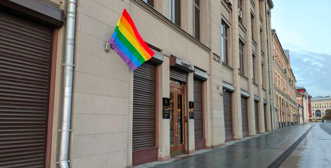 Участники Pussy Riot вывесили радужные флаги на ФСБ, Верховном суде и администрации президента