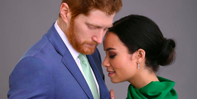 Появился кадр с исполнителями главных ролей в новом фильме о принце Гарри и Меган Маркл