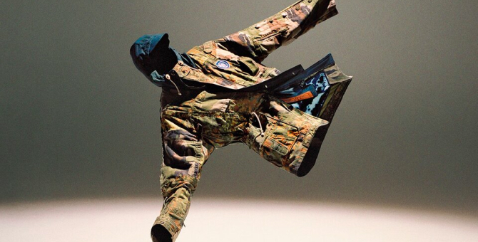 Джонатан Андерсон сделал для Loewe коллекцию из старых армейских вещей