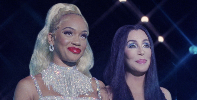 MAC показал кампанию с участием Шер и Saweetie