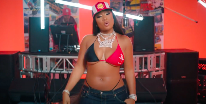 Megan Thee Stallion повторила стиль рэперш начала 2000-х в клипе «Southside Forever Freestyle»