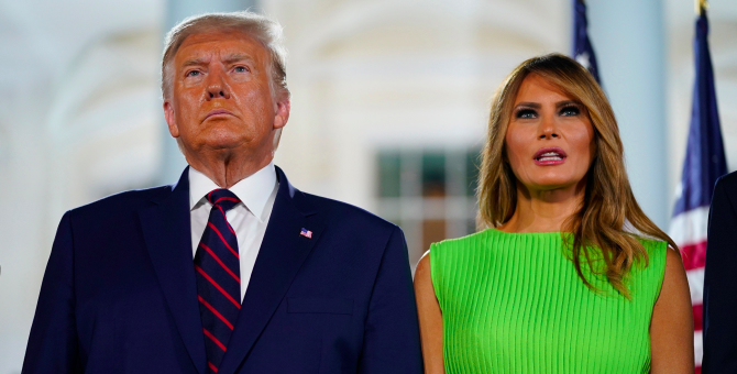 Зеленое платье Мелании Трамп за 3 000 долларов стало мемом — его используют как хромакей