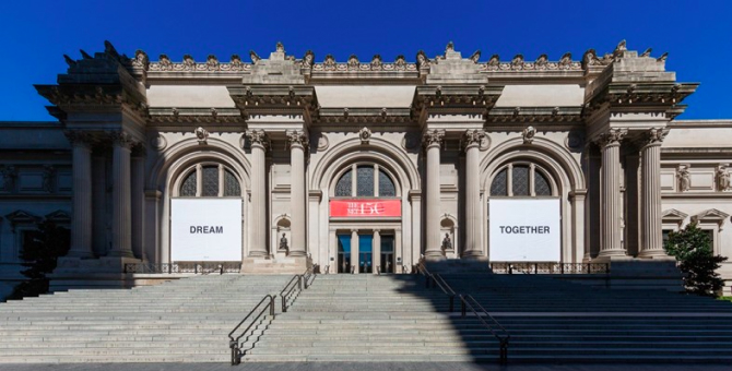Йоко Оно повесила баннеры на фасад Метрополитен-музея, чтобы воодушевить нью-йоркцев