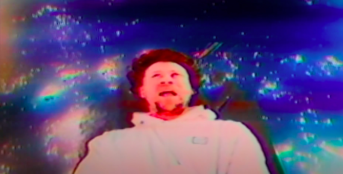 Группа Metronomy выпустила клип в стиле 1990-х на песню «The Light»