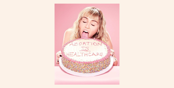 Майли Сайрус и Марк Джейкобс выпустили худи в защиту репродуктивных прав