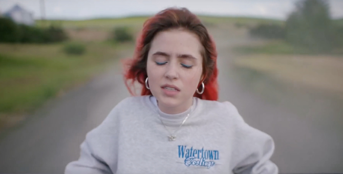 Вышел клип на совместную песню Mura Masa и Clairo «I Don’t Think I Can Do This Again»