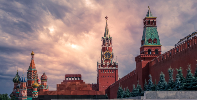 Forbes: власти Москвы обсуждают введение локдауна для граждан без прививки от COVID-19