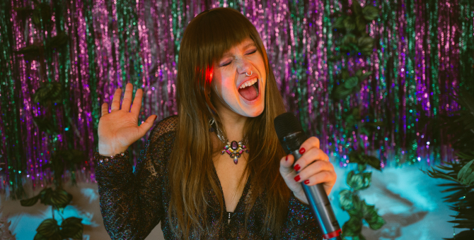 Варвара Шмыкова и Александр Горчилин представили караоке от сервиса Okko