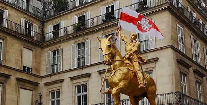 Статуе Жанны д'Арк в Париже дали в руку флаг Белоруссии