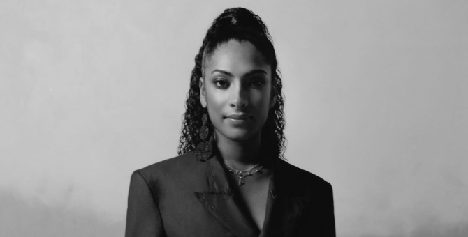 Дизайнер Прия Алувалия получила от Елизаветы II награду за достижения в британской моде