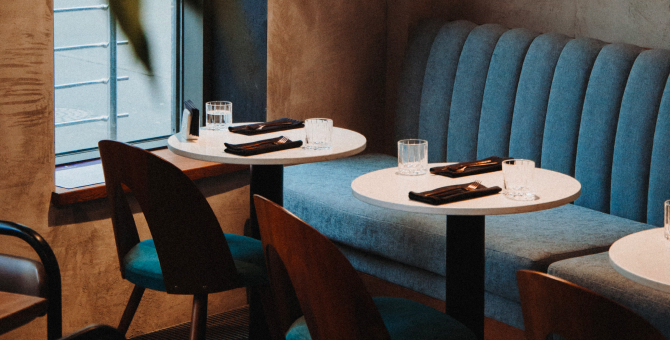 Сергея Собянина попросили отменить требование о ношении перчаток сотрудниками ресторанов