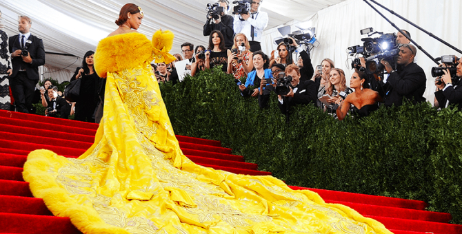 Рианна призналась, что она чувствовала себя клоуном в платье-омлете Guo Pei на Met Gala