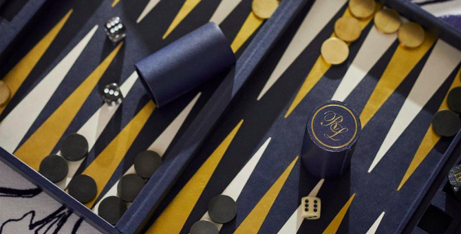 Салон Galerie46 представил подборку настольных игр для поклонников «Хода королевы»