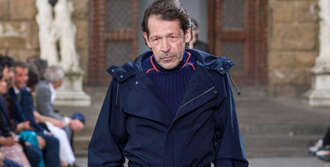 Художник и дизайнер Питер Сэвилл впервые вышел на подиум в качестве модели