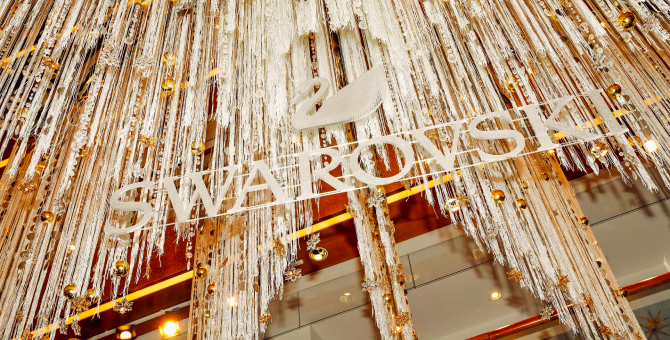 В ЦУМе появилась новогодняя елка Swarovski