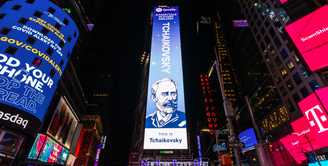 Spotify разместил билборд с Чайковским на Таймс-сквер в Нью-Йорке