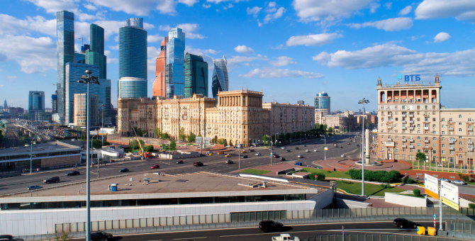 Власти Москвы разрешили до 12 июля посещать летние террасы без QR-кода