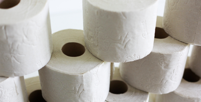 Ученые выяснили, какие черты характера стимулировали людей запасаться туалетной бумагой в начале пандемии COVID-19