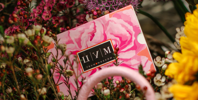 К 8 Марта в ЦУМе можно будет купить букет и персонализировать сумку